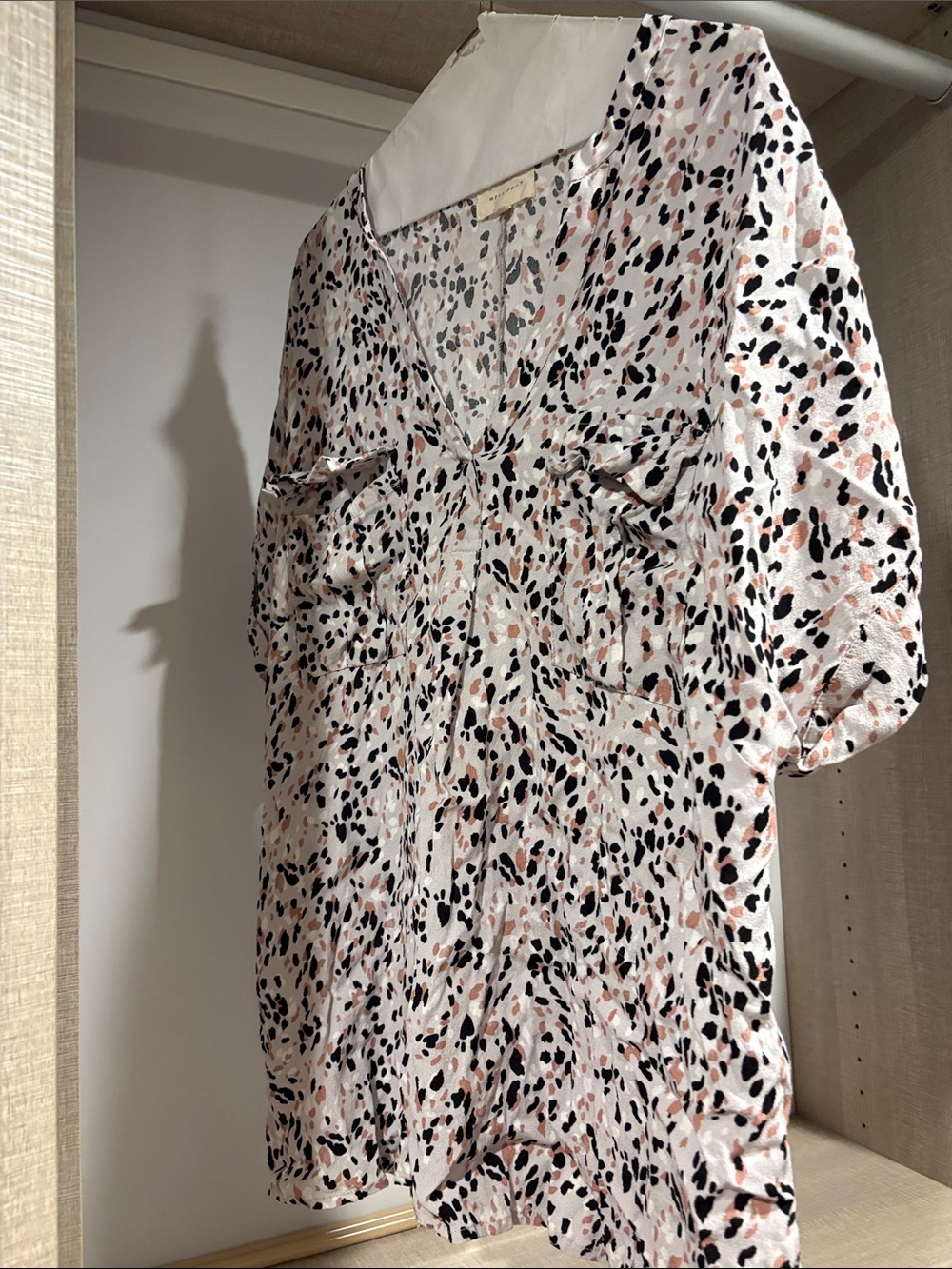 MELLODAY White V-Neck Short Sleeve Blouse with Black & Blush Spot Print